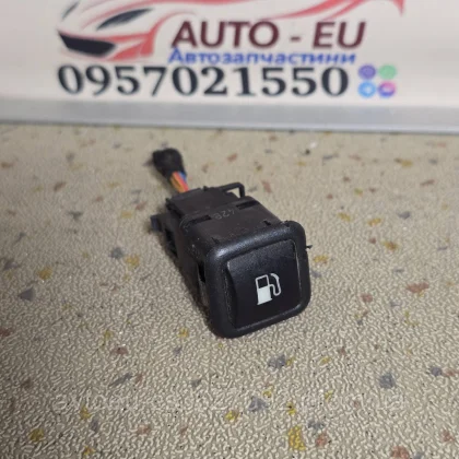 Купити Кнопка лючка бака VAG Volkswagen, Skoda, Seat, Audi, Фольцваген, Ауди, Жарко, Сеат 3B0959833A — магазин автозапчастин AutoDetal