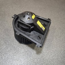 Купити Моторчик вентилятора отопителя Volkswagen Golf 4, Bora, Audi A3, Skoda Octavia Tour (1J1819021) — магазин автозапчастин AvtoEU