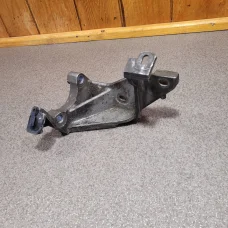 Купити Кронштейн крепления ТНВД к 1. 9 tdi Renault Scenic, Laguna, Magene ( 7700115681) — магазин автозапчастин AvtoEU