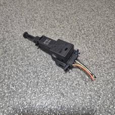 Купити Датчик включения стоп-сигнала VAG Volkswagen, Skoda, Seat, Audi (1J0945511A) — магазин автозапчастин AvtoEU