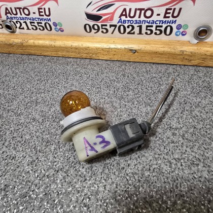 Купити Цоколь с лампочкой указателя поворота переднего Audi A3 8L, Volkswagen Passat B5, Фольксваген Пассат Б5, Ауди — магазин автозапчастин AvtoEU