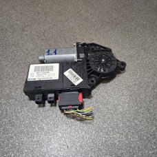 Купити Моторчик стеклоподъемника передней левой двери Peugeot 307 9637130580 0130821767 — магазин автозапчастин AvtoEU