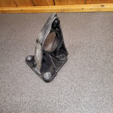 Купити Кронштейн,опора подшибника правой полуоси 1.9cdi Renault Trafic,Vivaro, Scenic 2 (8200187544) — магазин автозапчастин AvtoEU